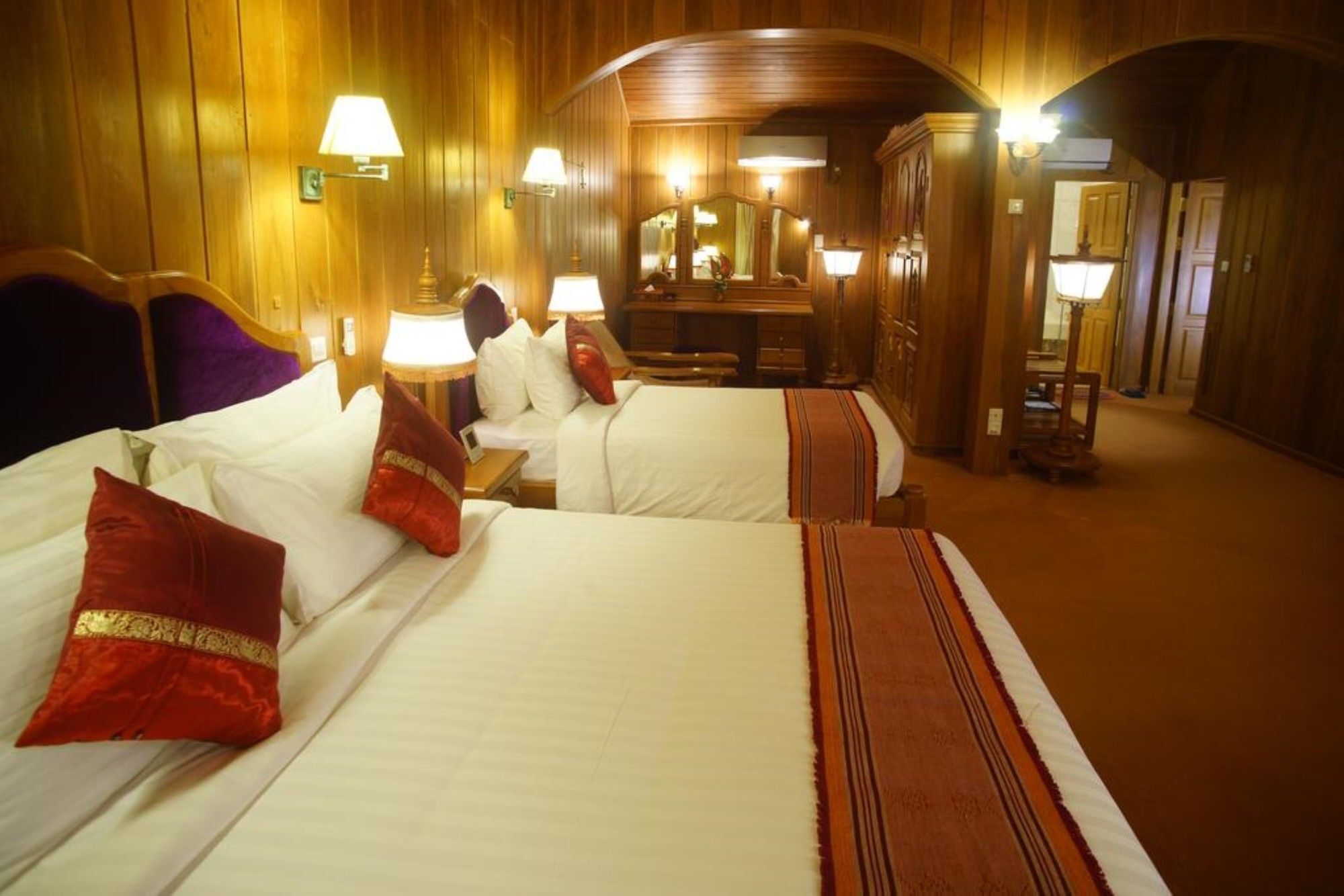 Thande - Old Hotel
